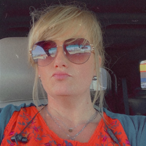 Meet your Posher, Erica - Picture 2 of 7